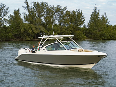 Family fishing aboard a titanium Pursuit D 266 luxury dual console boat.
