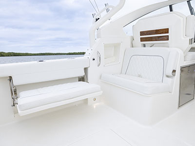 Foldout cockpit seat and aft facing seat provide a social zone on a Pursuit D 286 Dual Console boat.
