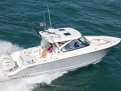 A family cruising on a Pursuit D 306 Luxury Dual Console.