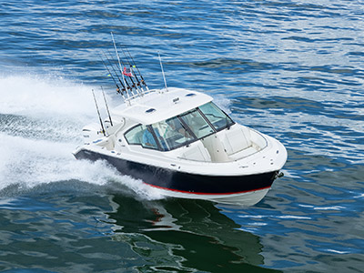 Bow shot of Pursuit Boat D 326 Luxury Dual Console