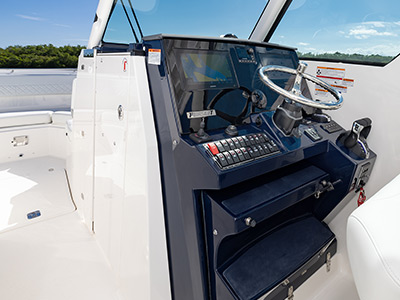 Side view of the helm of the D 326 with Garmin Electronics
