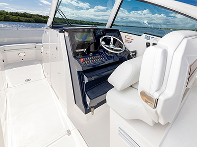 Pursuit D 326 Luxury Dual Console helm