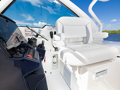 Pursuit Boats D 326 with adjustable captain’s chair