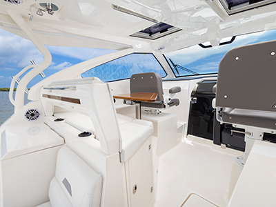 The bridge deck of the OS 405 Pursuit 40 ft offshore boat.