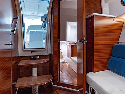 Gally and entertainment area on a Pursuit Offshore fishing boat with cabin OS 405.