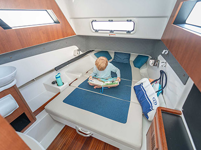 Pursuit S 328 Center Console berth.