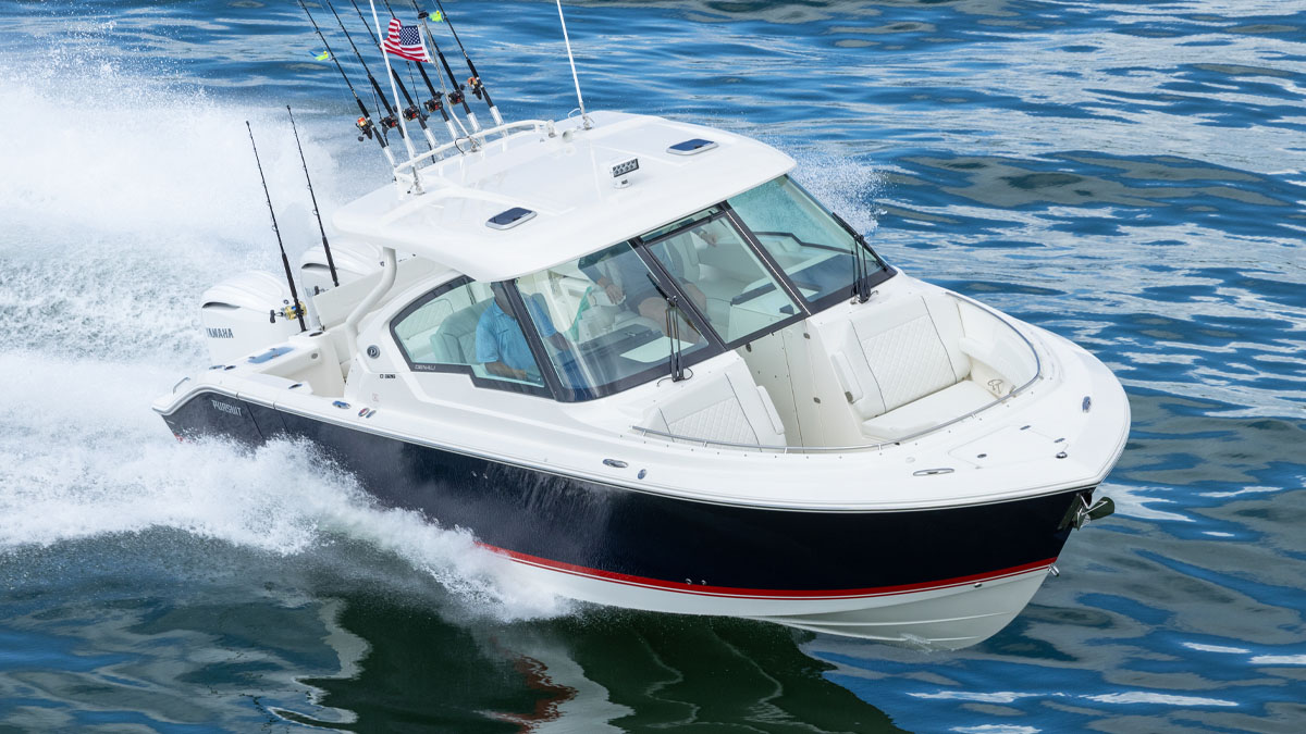 Bow shot of Pursuit Boat D 326 Denail Dual Console