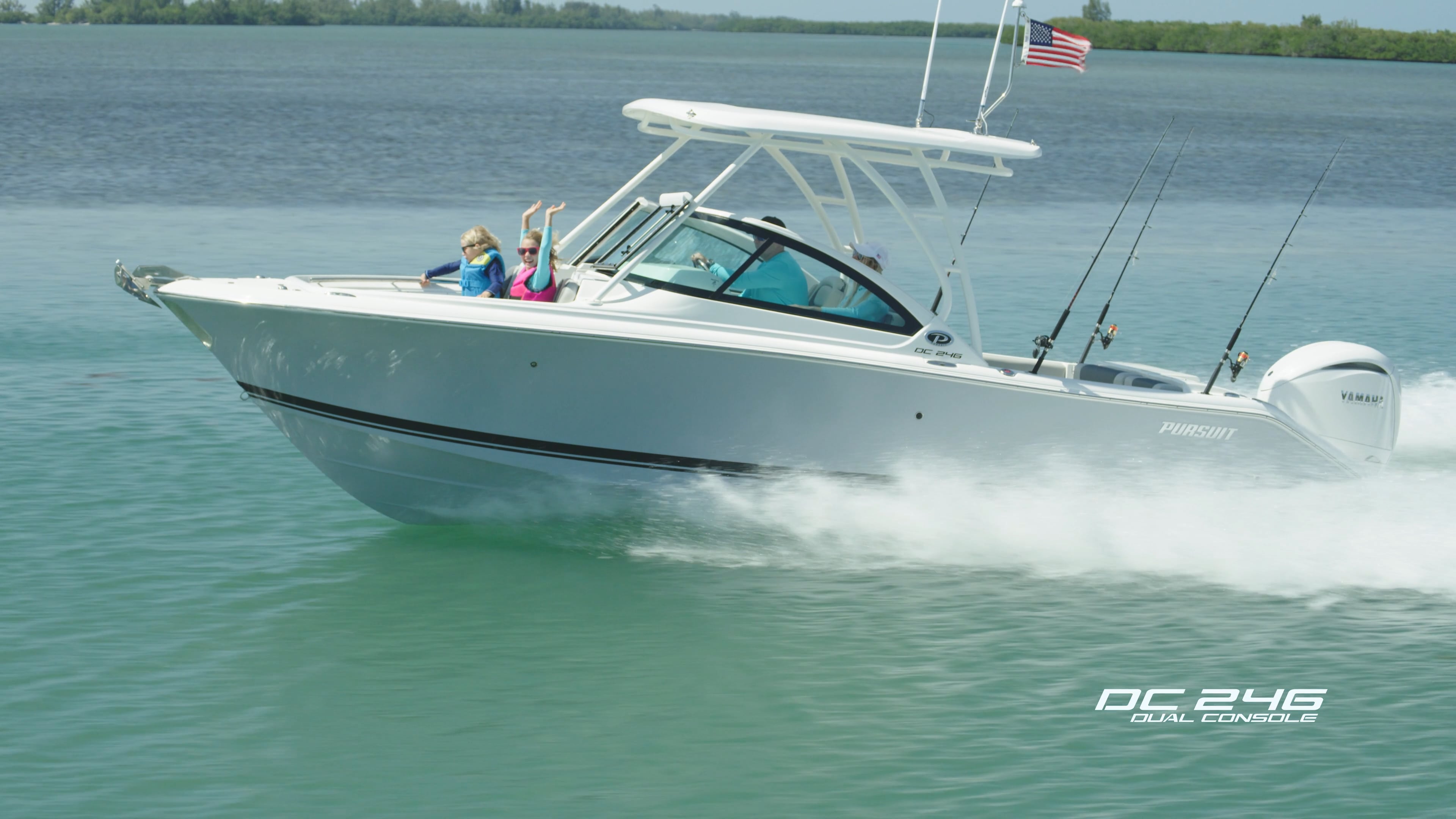 A family relax on 25’ DC 246 Pursuit dual console boat.