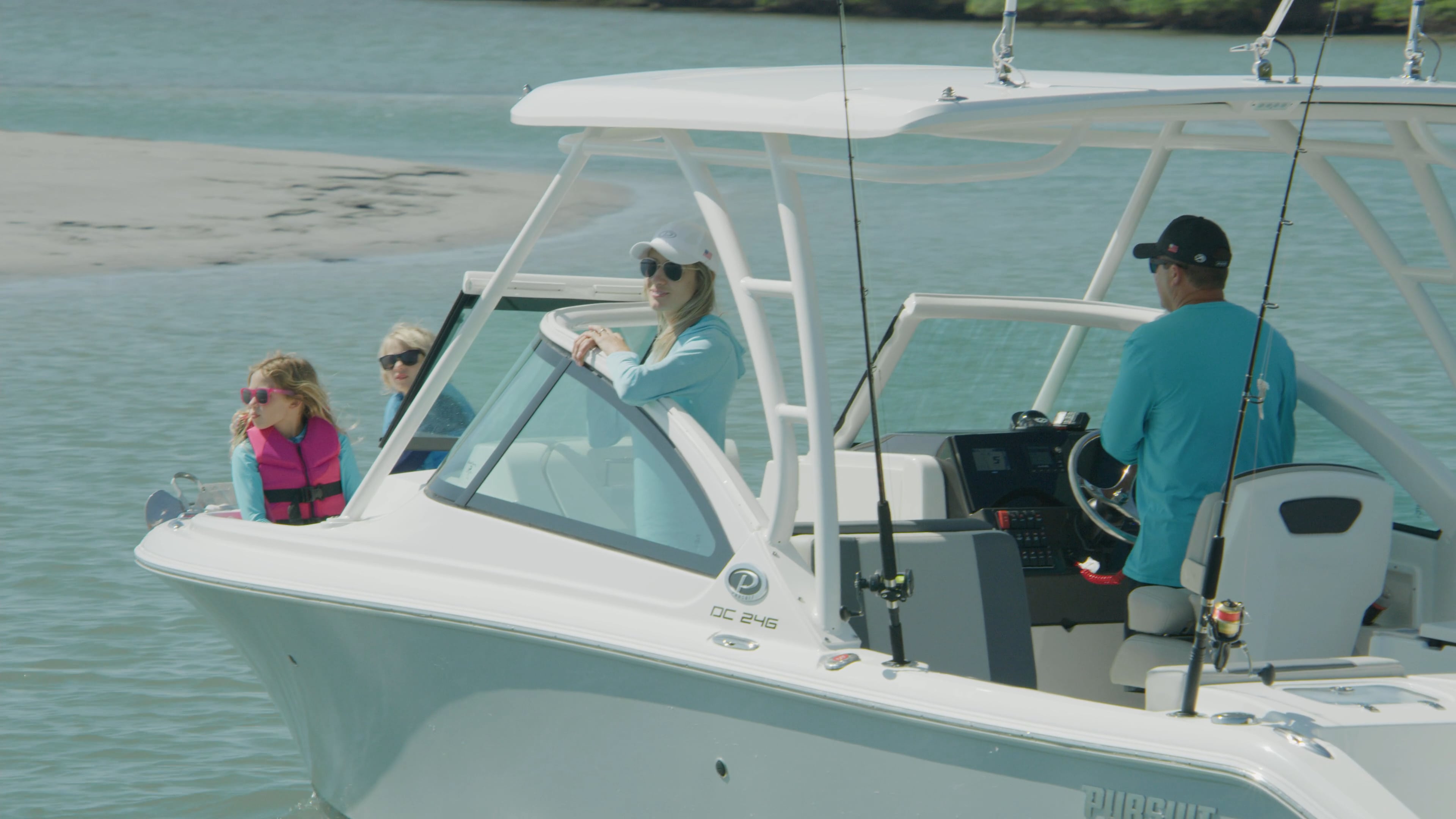 A family relax on 25’ DC 246 Pursuit dual console boat.
