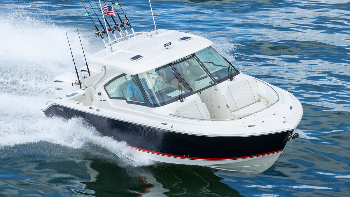 Bow shot of Pursuit Boat DC 326 Dual Console